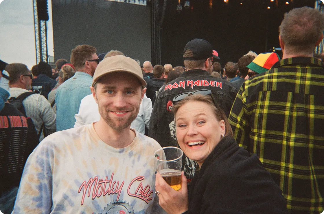 glade mennesker på festival