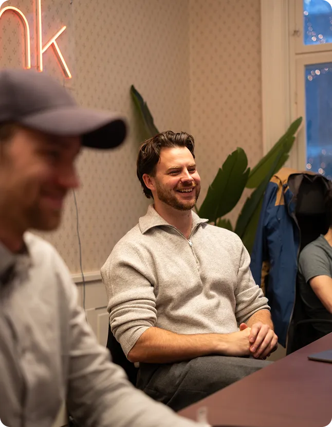 glade mennesker på kontor