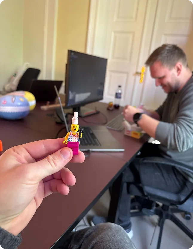 mennesker og legofigur på kontor